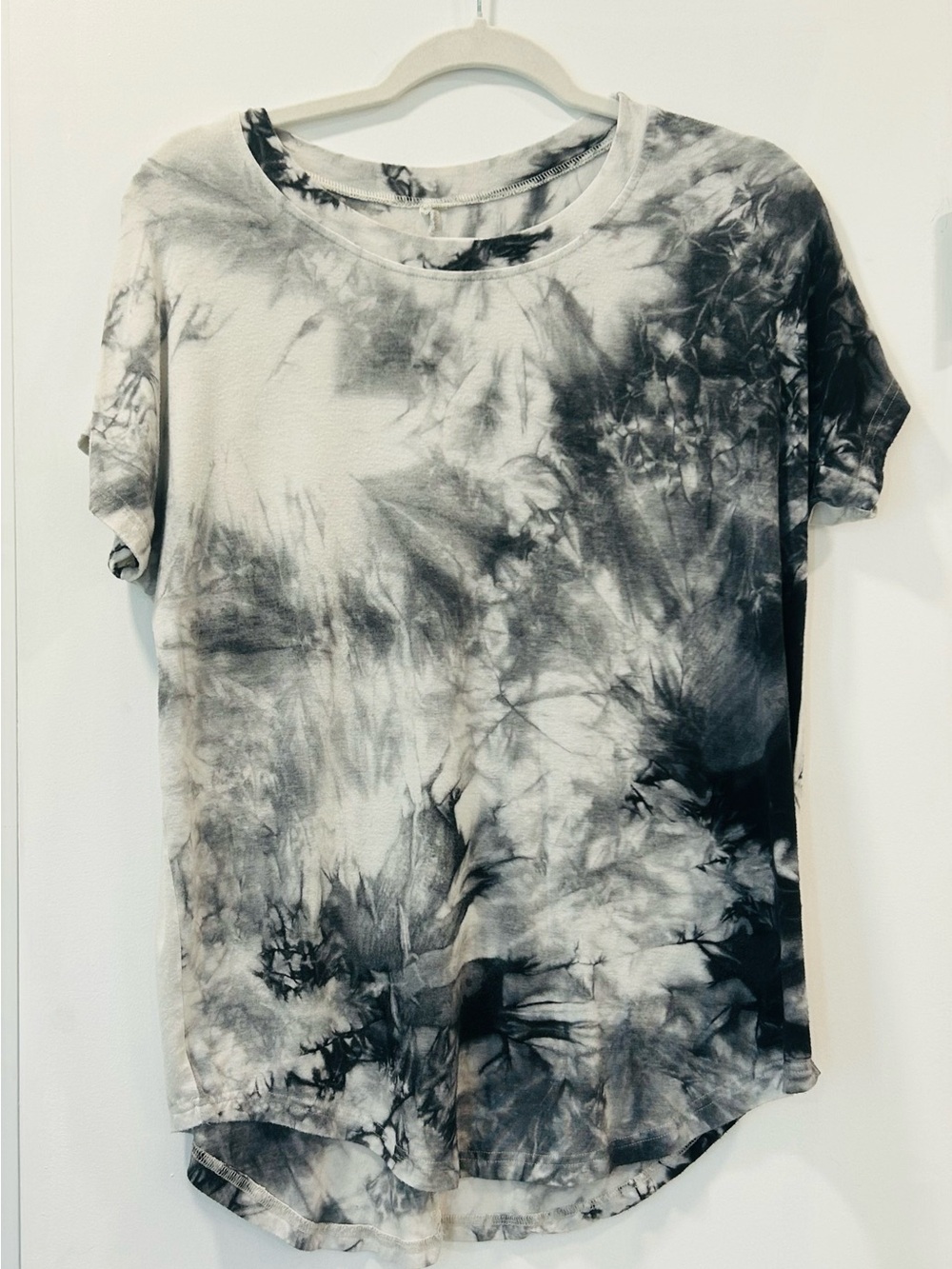Scoop Bottom Tie-Dye Short Sleeve Tee - Black & White
